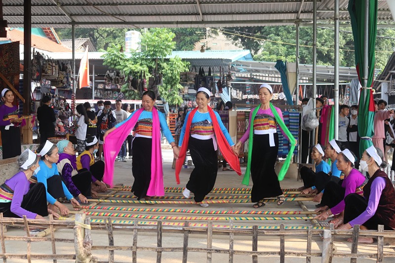 Điệu múa sạp của người Thái trắng ở Mai Châu