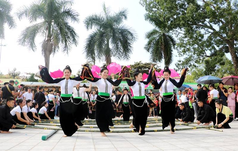 Nhảy sạp kết hợp múa xòe tại lễ hội của người dân địa phương