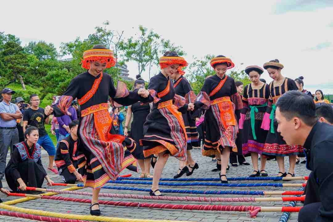 Nhảy sạp ở lễ hội tại Mai Châu