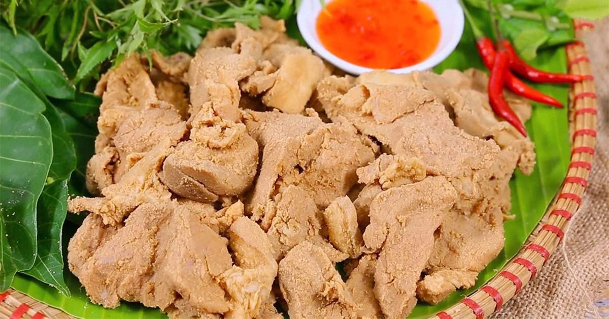 Enjoying Mai Chau fermented salted pork: An irresistible local delicacy