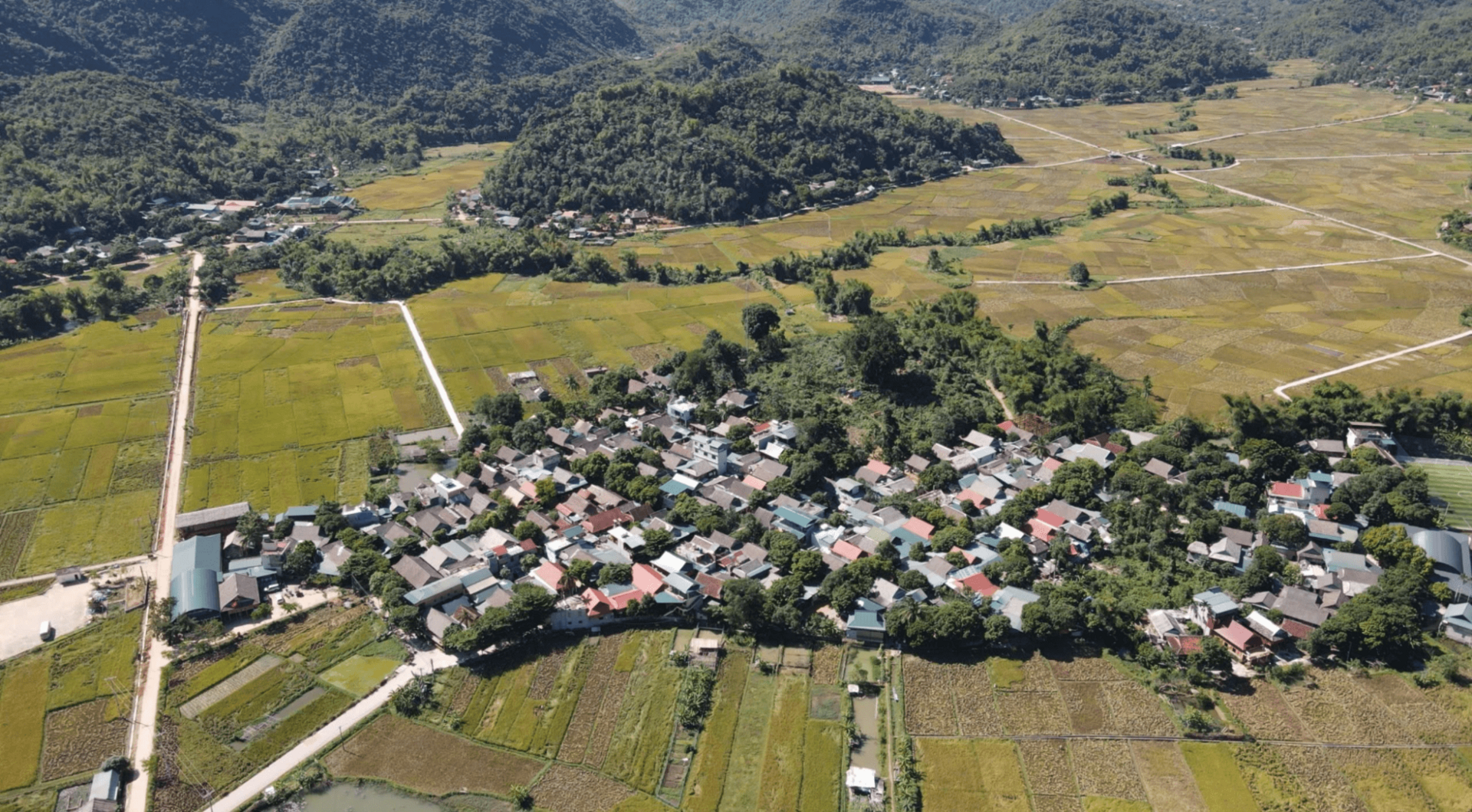 Bản Lác Mai Châu cách Hà Nội bao nhiêu km?