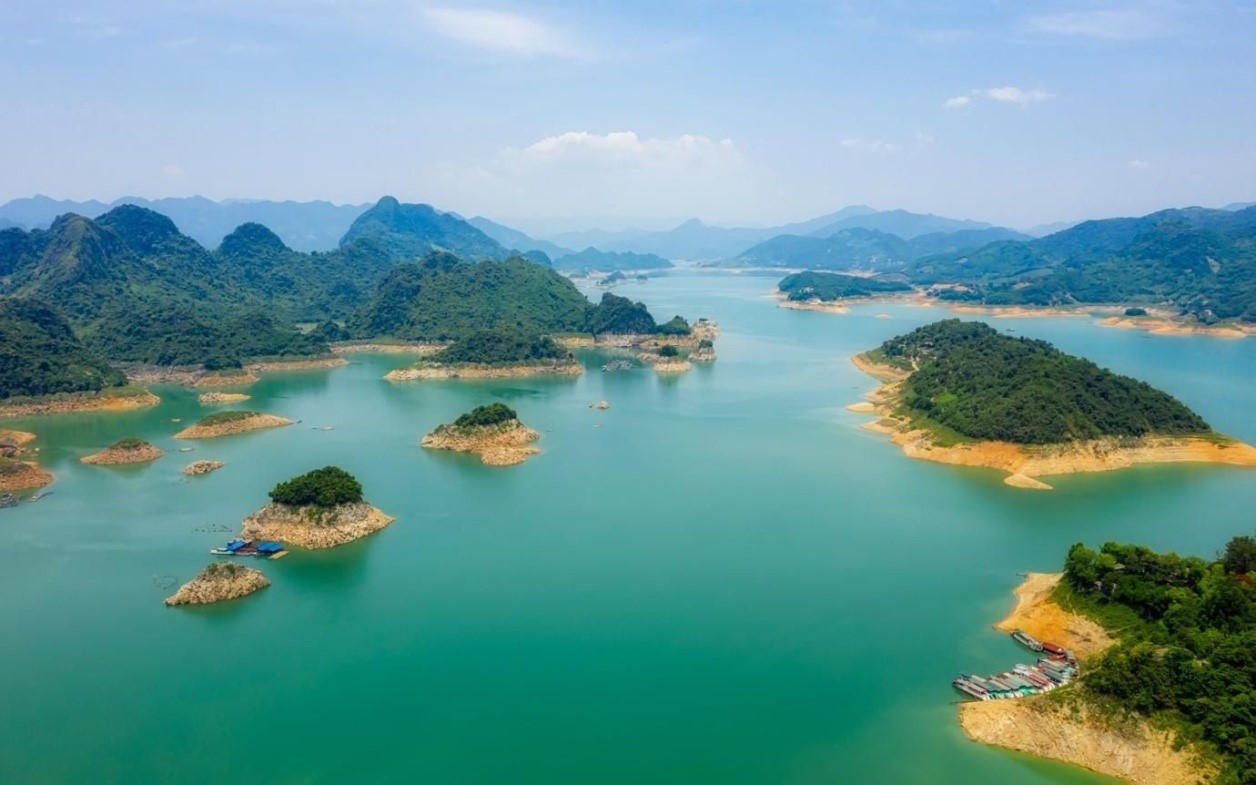 Where Is Da Bac? A Practical Guide to This Quiet Lakeside Area Near Hanoi and Mai Chau