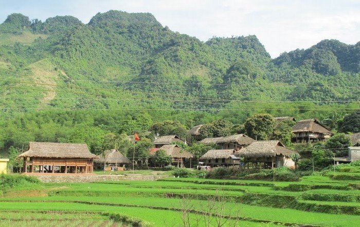 Bản Mường Giang Mỗ Hòa Bình : Khám phá bản làng nhà sàn cổ giữa lòng hồ Sông Đà