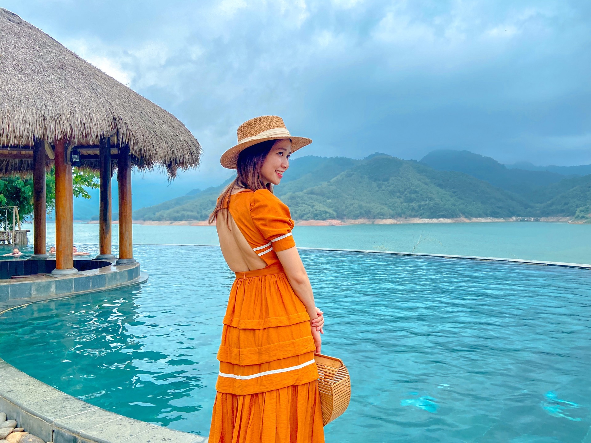 Bể bơi vô cực view ngắm trọn hồ Hòa Bình