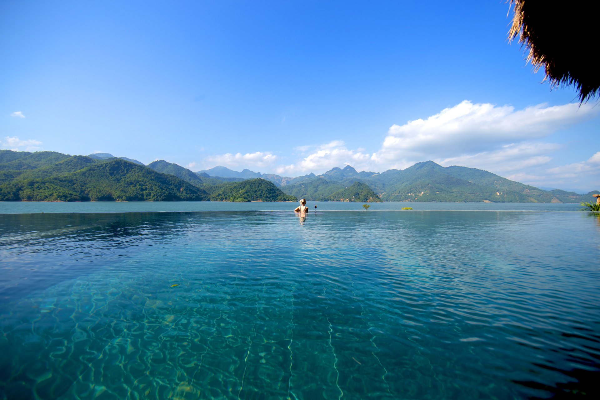 ƯU ĐÃI BỂ BƠI - TRẢI NGHIỆM THẢNH THƠI