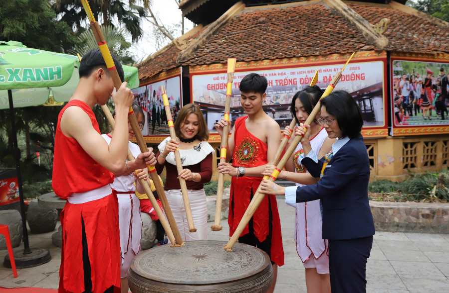 Đánh trống đồng và đâm đuống (Nguồn: Báo Phú Thọ)