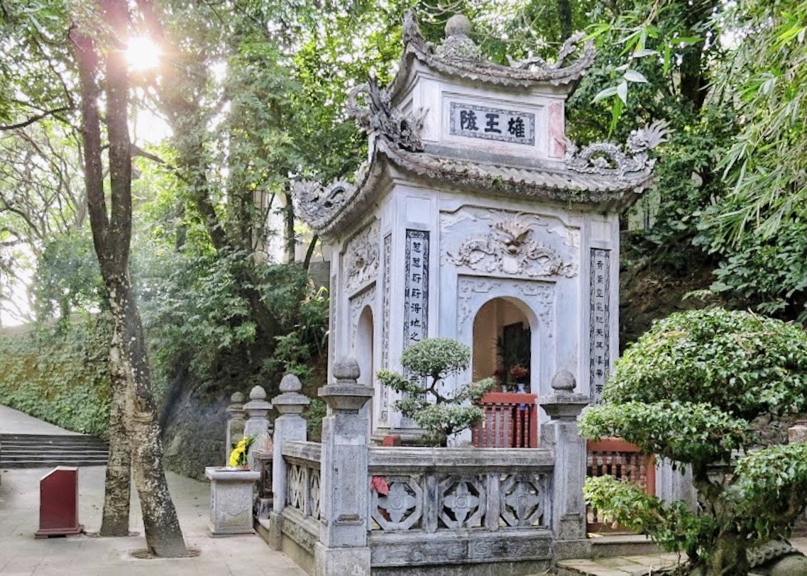 Hệ thống đền chùa cổ kính trên đỉnh Nghĩa Lĩnh 