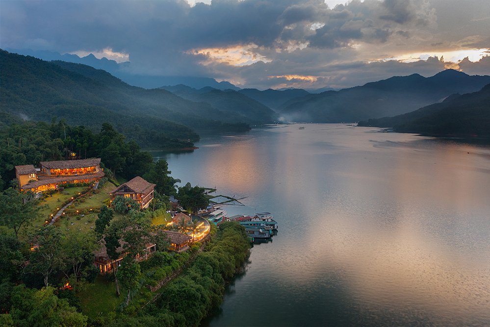 Ngắm bình minh và hoàng hôn trên hồ