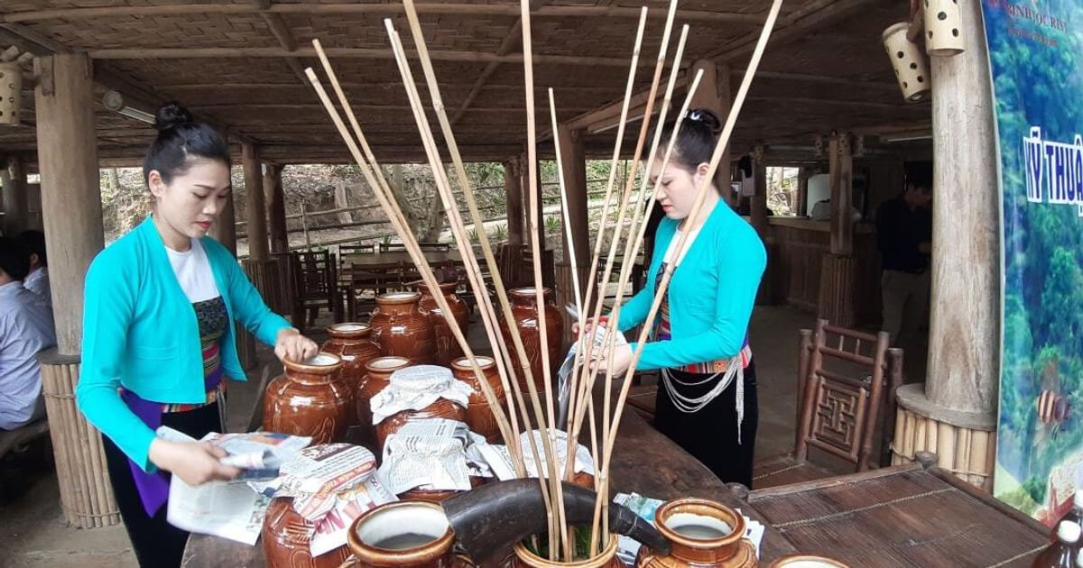 Giao lưu văn nghệ và uống rượu cần