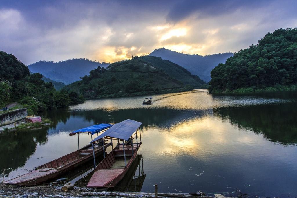 Du ngoạn lòng hồ bằng thuyền máy
