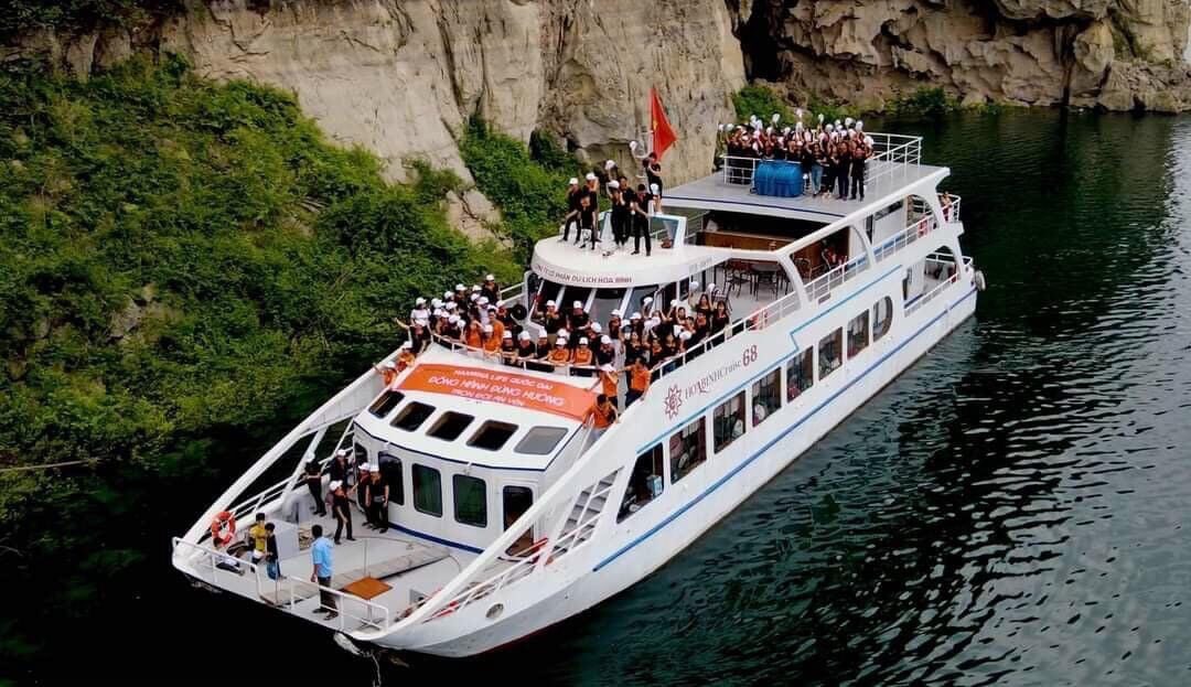 Du thuyền khám phá các đảo nhỏ 