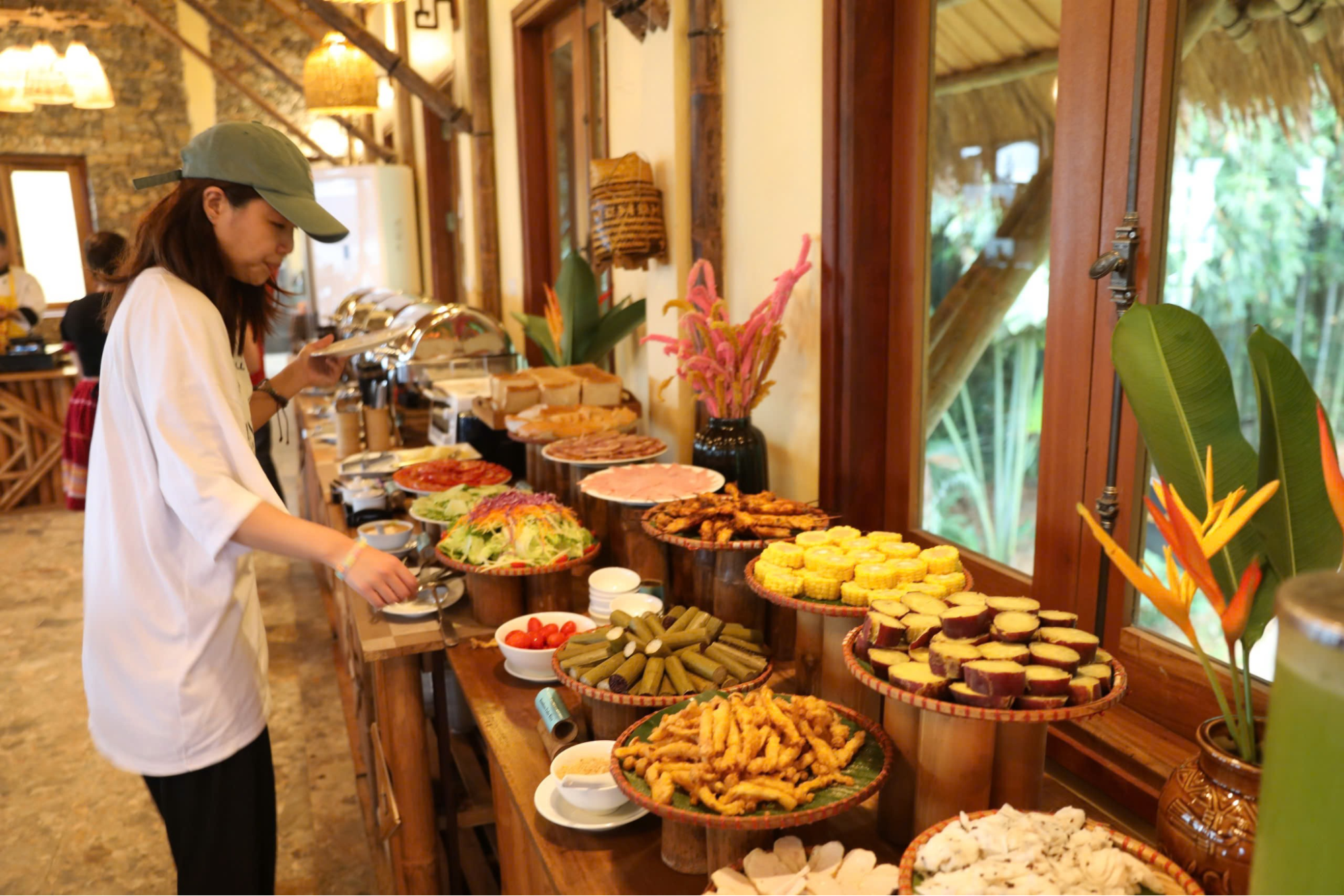 Bữa sáng buffet tại Mai Châu Hideaway Lake Resort