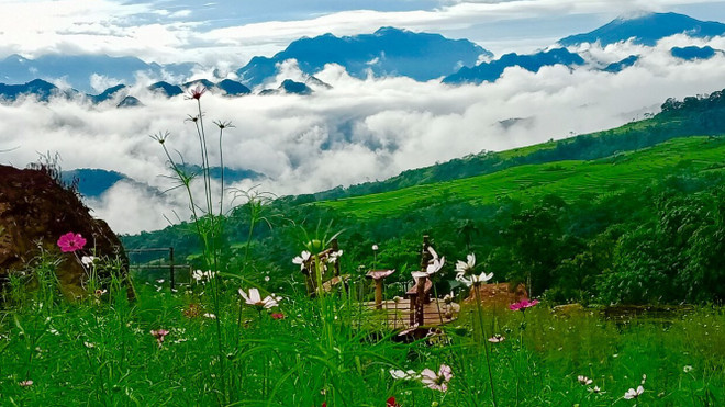 Săn mây tại cổng trời Pù Luông (Nguồn: Vietnamplus)