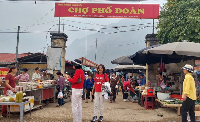 Chợ Phố Đoàn Pù Luông Thanh Hóa (Nguồn: Báo Người lao động)