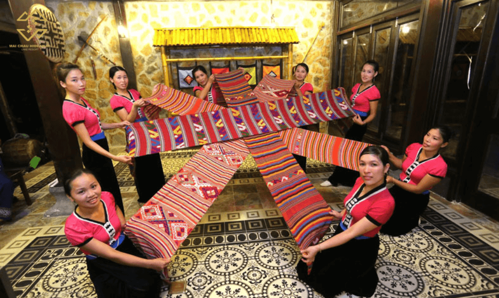 Dệt thổ cẩm tại khu du lịch Pù Luông