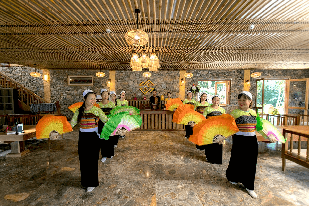 Chương trình giao lưu văn nghệ tại Mai Châu Hideaway Lake Resort
