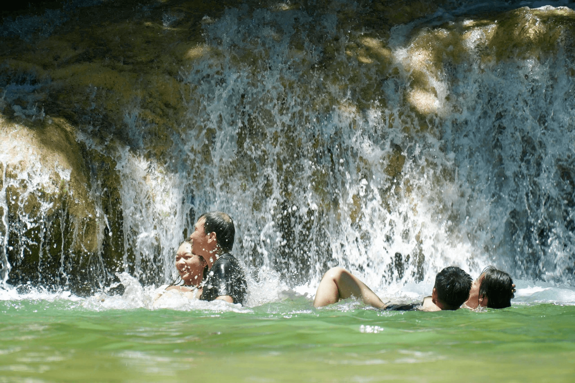 Trải nghiệm tắm tại thác Hiêu Pù Luông (Nguồn: Nông thôn mới)