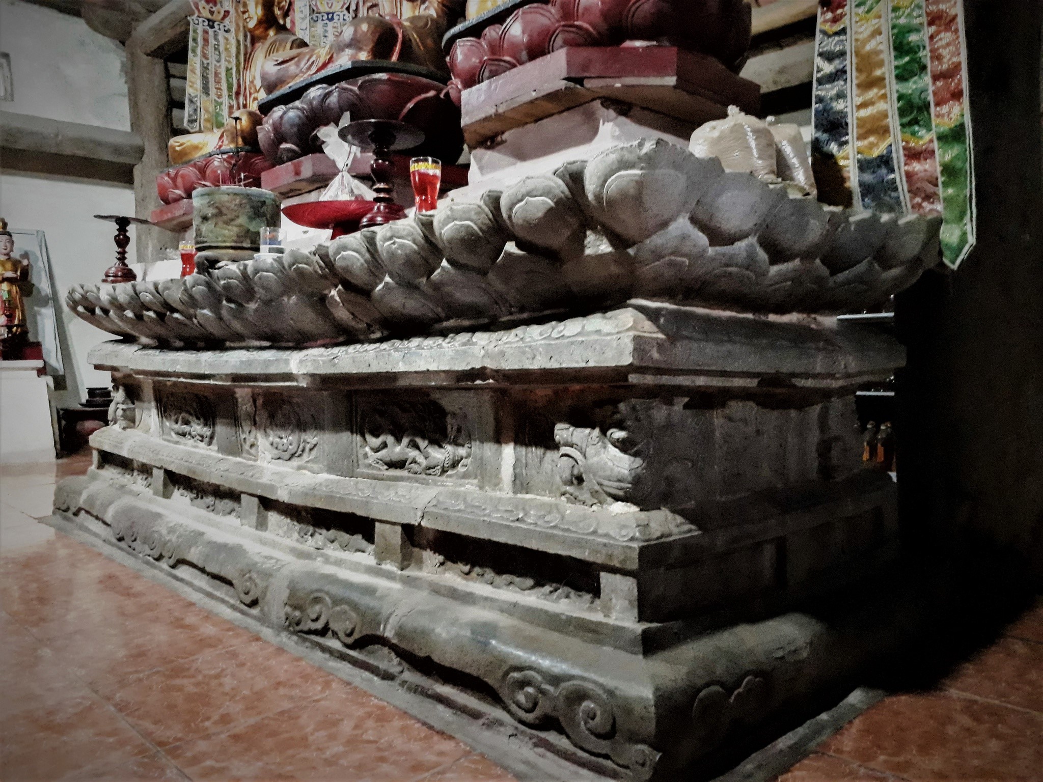 Bàn thờ Phật bằng đá (Bảo vật quốc gia) Bàn thờ Phật bằng đá (Bảo vật quốc gia)
