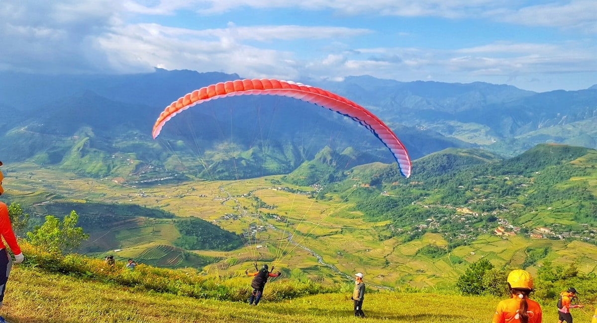 Bay trên mùa vàng - trải nghiệm bay dù lượn đẹp nhất khi du lịch Tây Bắc tháng 10 (nguồn: Trekking - Camping)