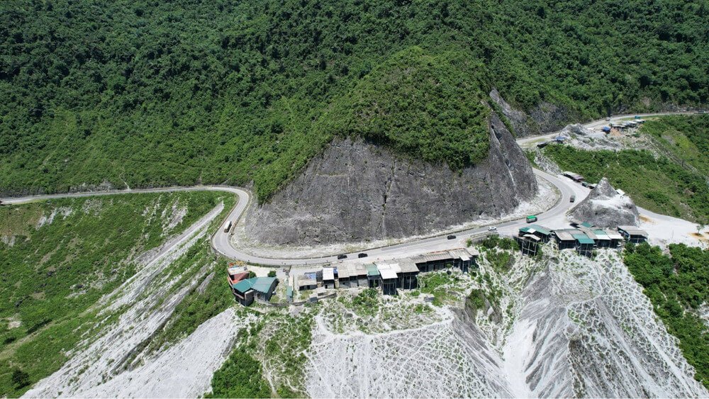 Đèo Đá Trắng nhìn từ trên cao như phù một lớp tuyết