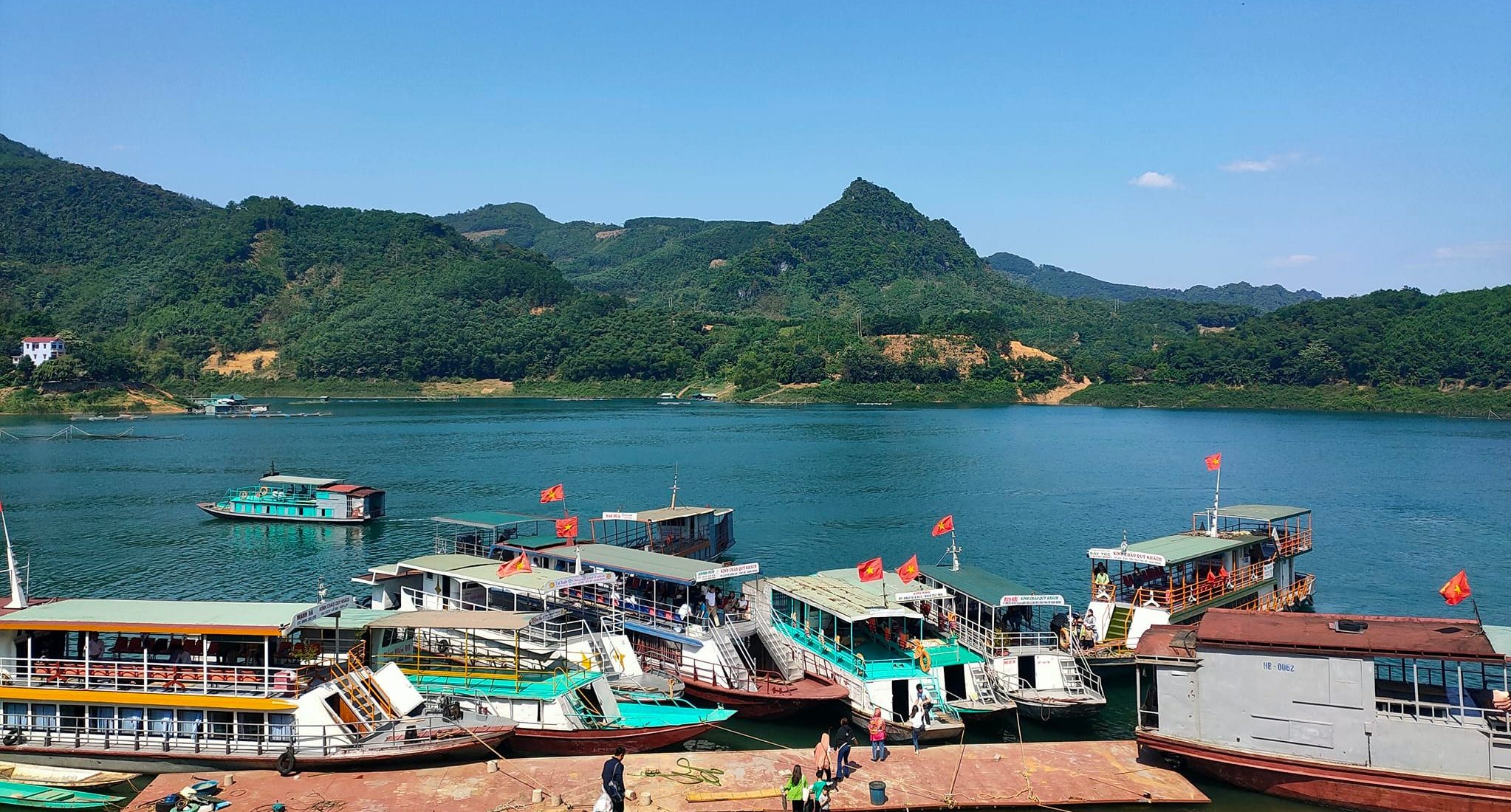 Exploring Hoa Binh Lake by boat (Source: Collect)