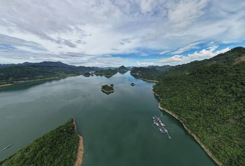 Hoa Binh Lake is located on the Da River, an important river in the river system of northern Vietnam (Source: Collect)