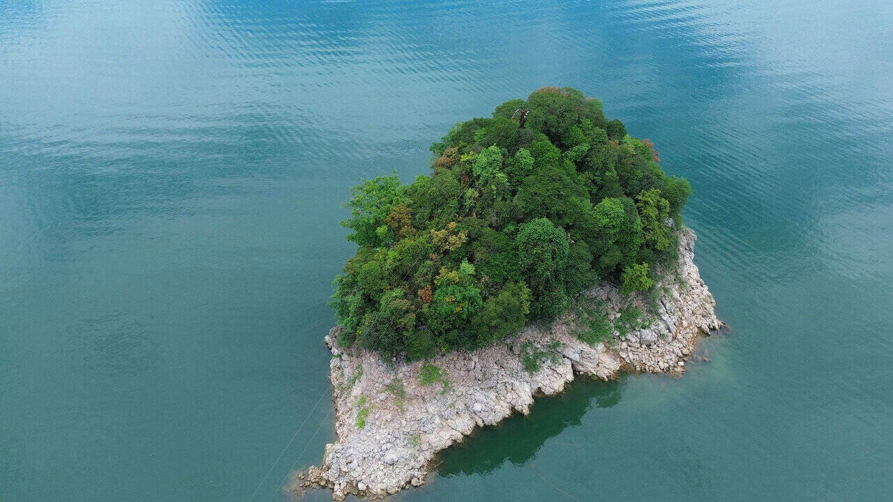 Hoa Binh Lake on a clear morning (Source: Bao Lao Dong)