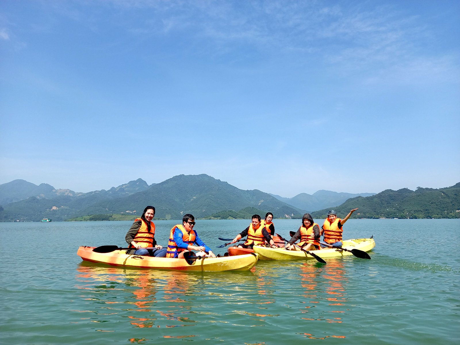 Guests go kayaking on Hoa Binh Lake