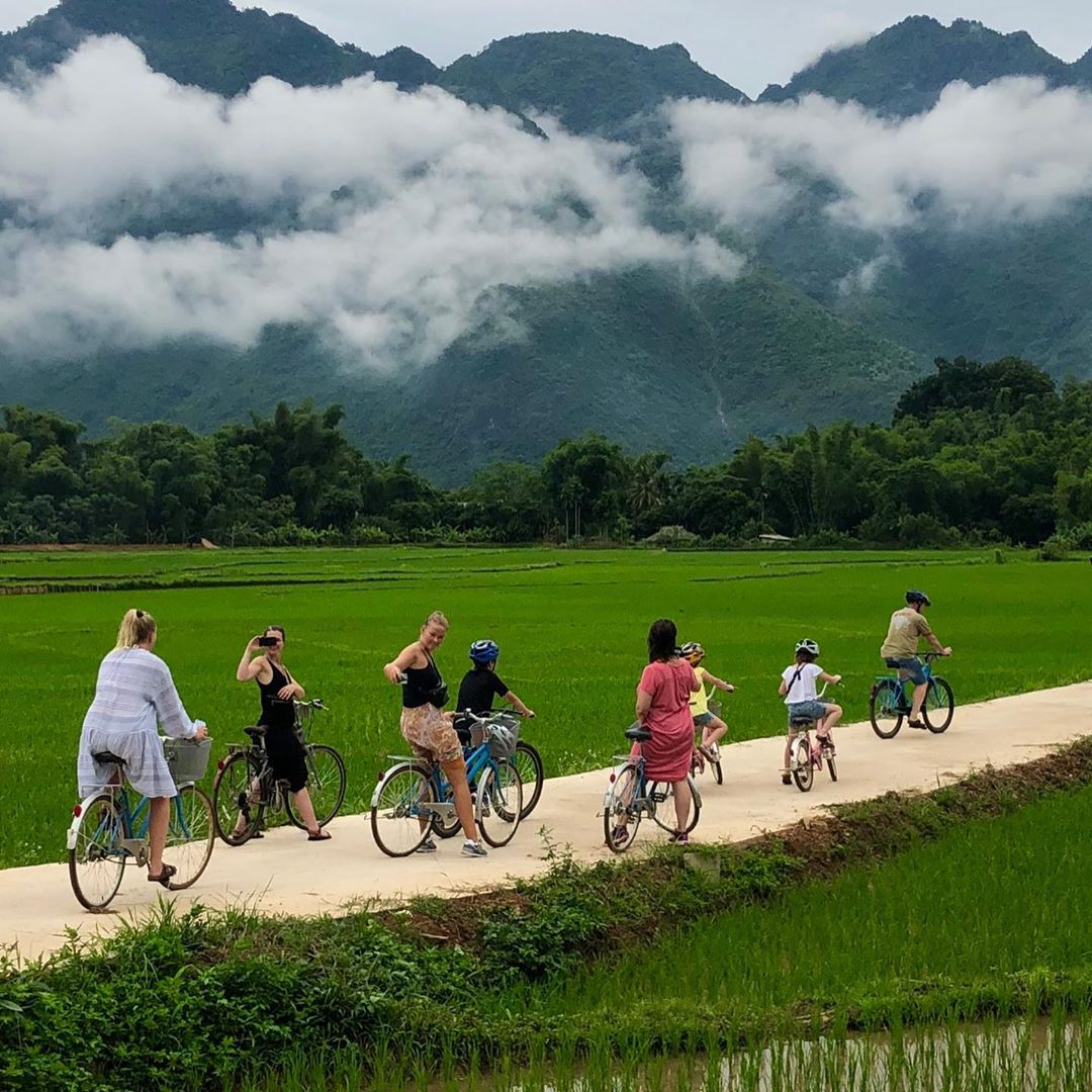 Tourists explore the villages of Mai Chau by bicycle (Source: Collected) Tourists explore the villages of Mai Chau by bicycle (Source: Collected)