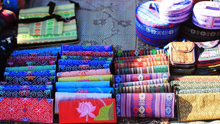 Shopping for brocade fabrics and souvenirs in Bản Lác (Source: Collected) Shopping for brocade fabrics and souvenirs in Bản Lác (Source: Collected)