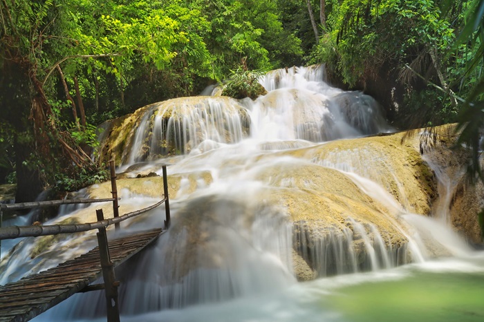 Con thác Hiêu mát lành chảy qua Bản Hiêu