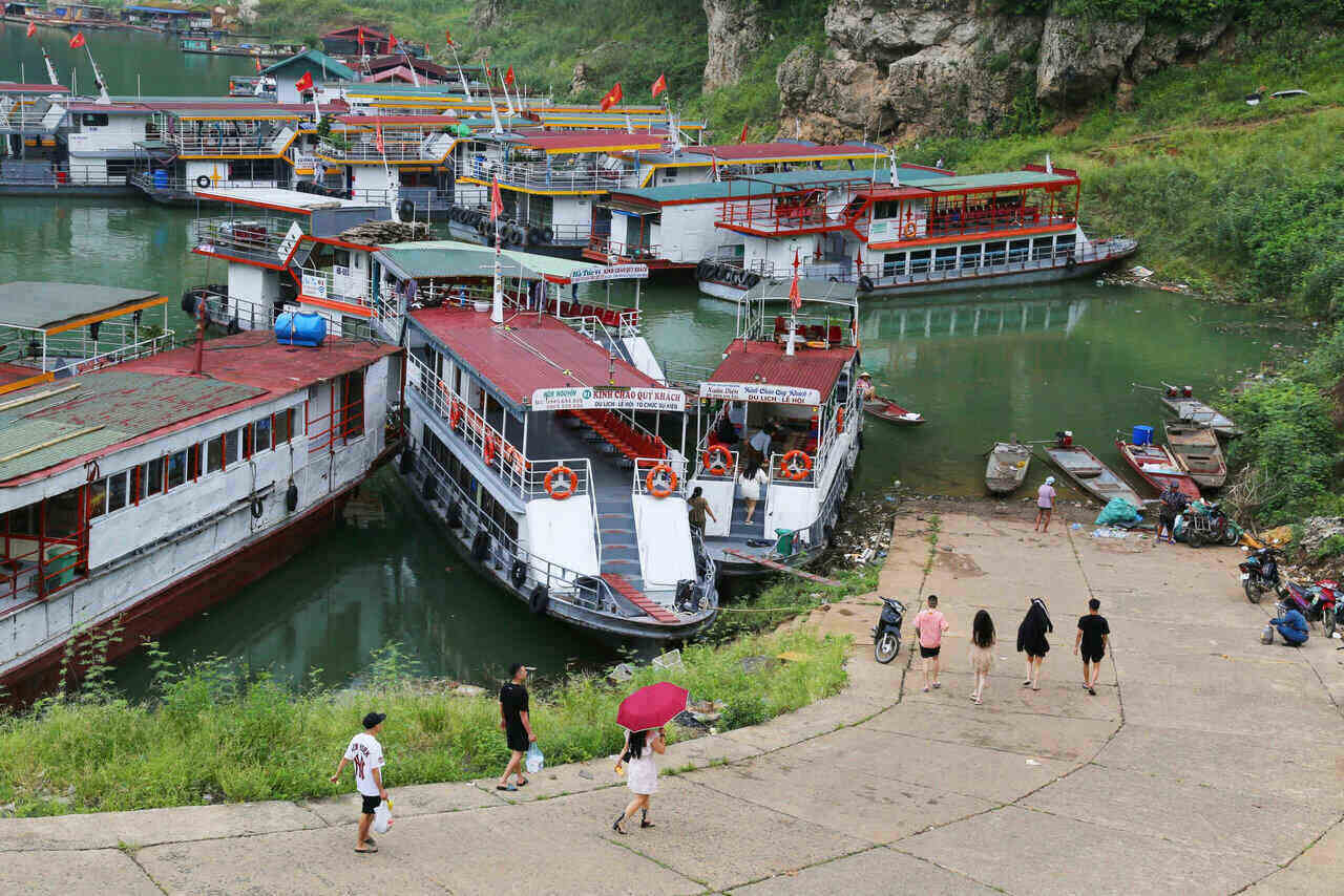 Experience renting a boat and exploring Thac Bo Lake in Hoa Binh Experience renting a boat and exploring Thac Bo Lake in Hoa Binh