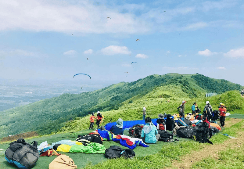 Đội ngũ nhân viên sẽ hướng dẫn bạn những điều cần lưu ý trước khi bay dù lượn (Nguồn: Vinwonders)