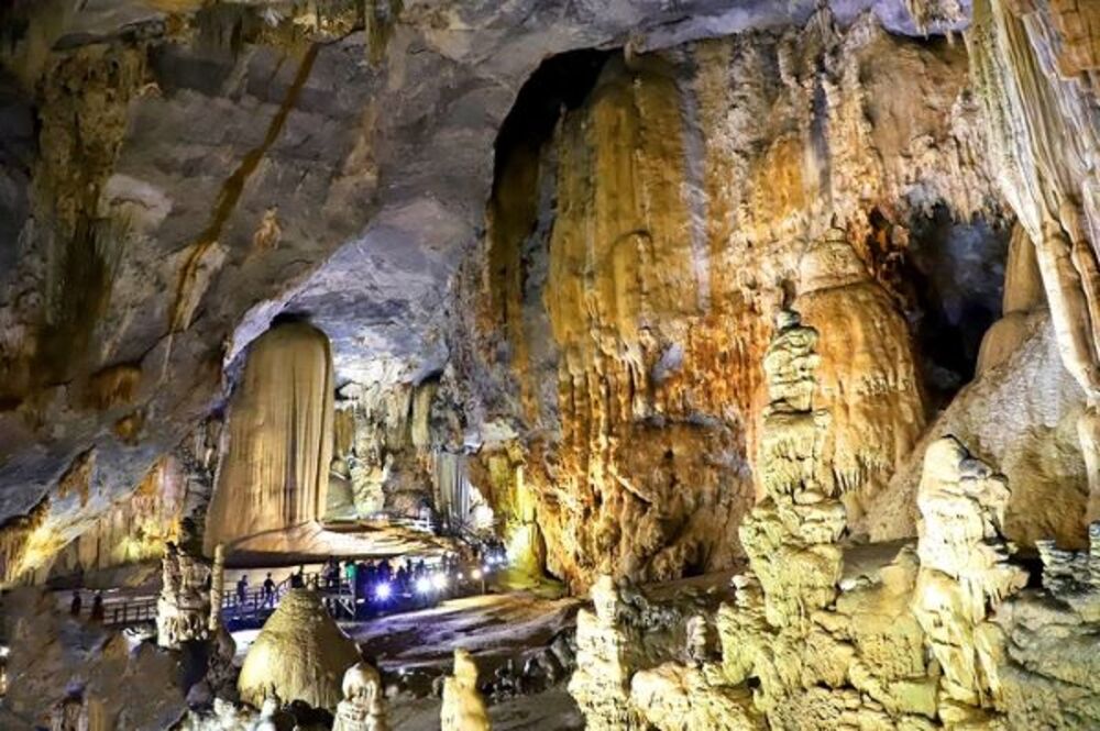 Đây là khu vực tập trung nhiều nhũ đá nhất, tạo cảm giác như bước vào một “cung điện thạch nhũ” thực sự