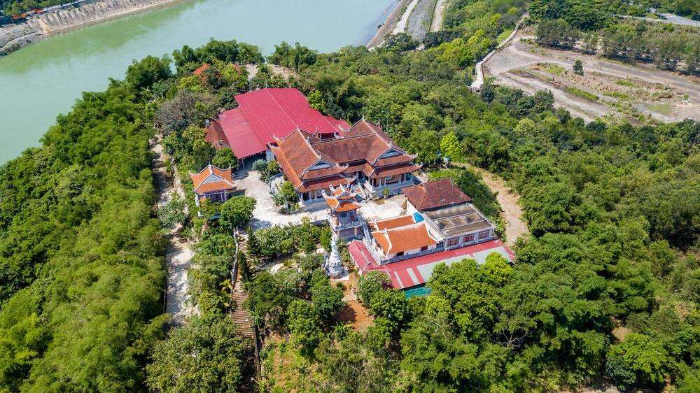 Chùa Tiên Phi khi nhìn từ trên đỉnh đồi Thung Phi