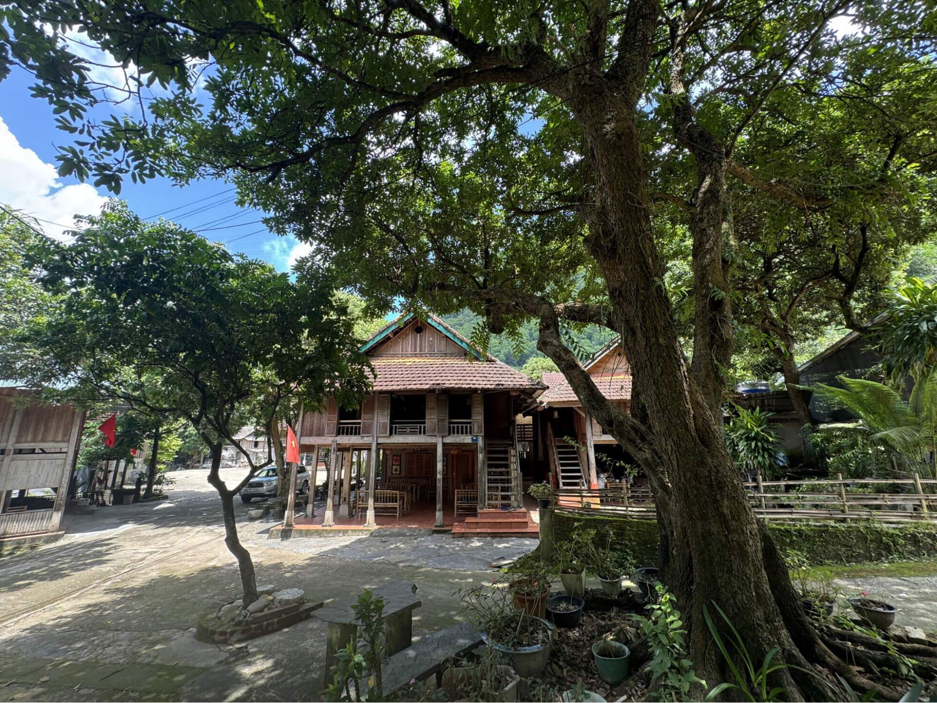 Những ngôi nhà sàn truyền thống ấm cúng, bình dị ở bản Văn