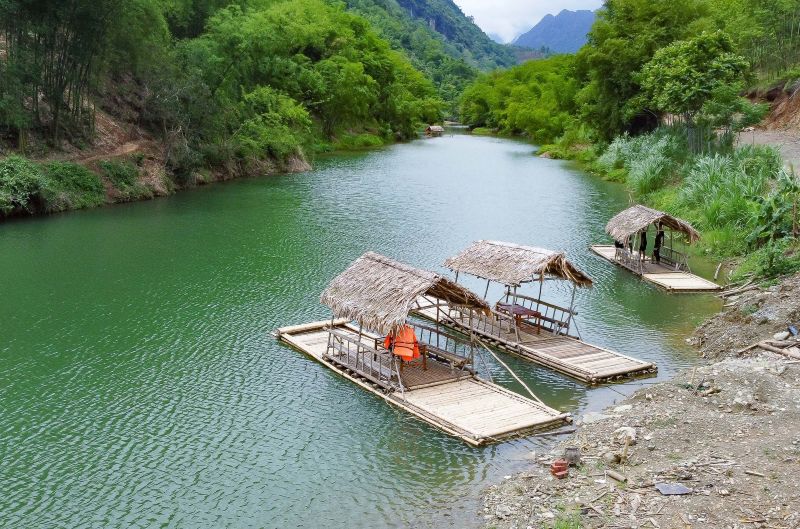 Vẻ đẹp yên bình của suối Chàm Pù Luông 