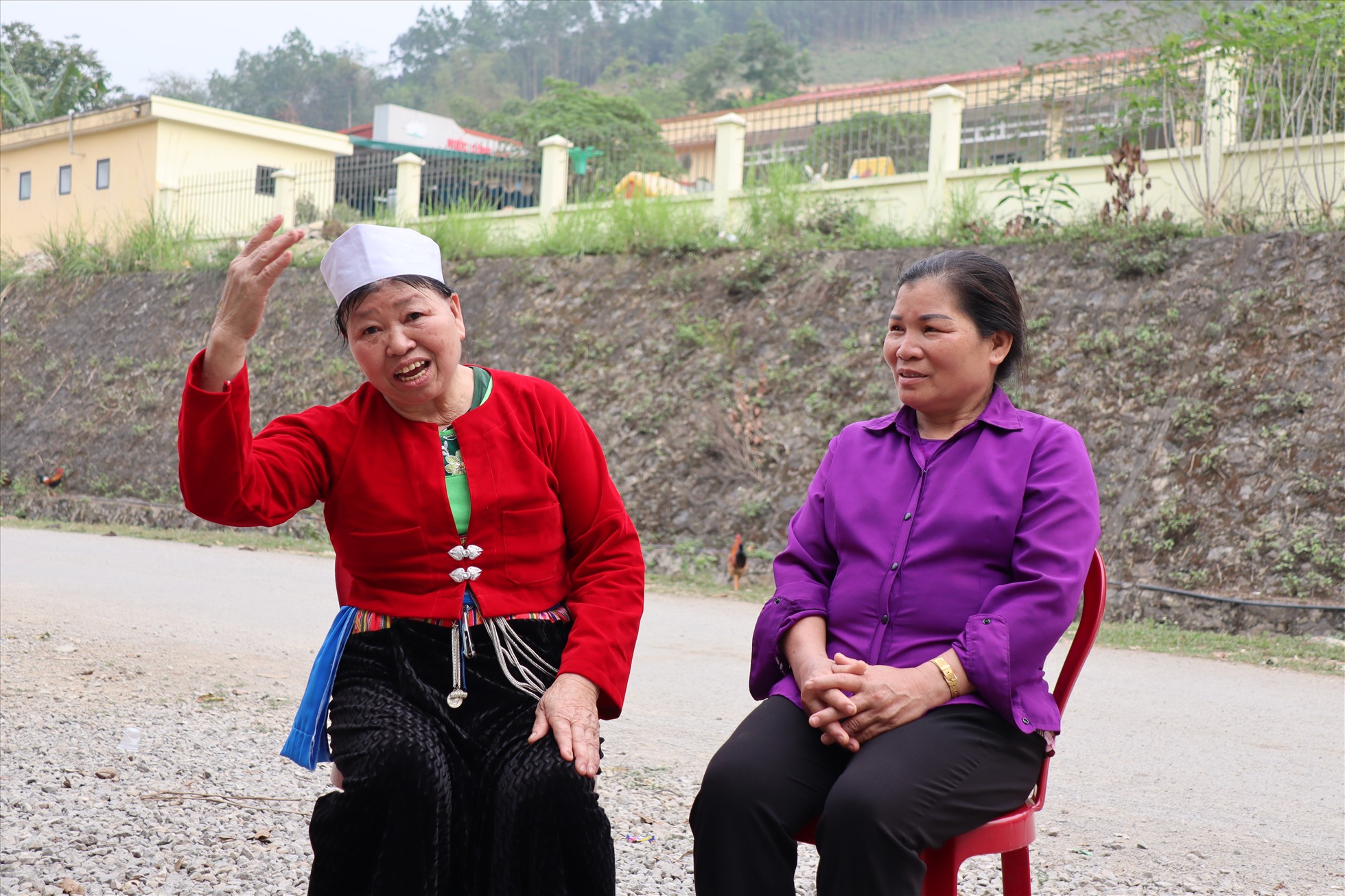 Người dân đang ngân nga làn điệu dân ca Mường Hòa Bình