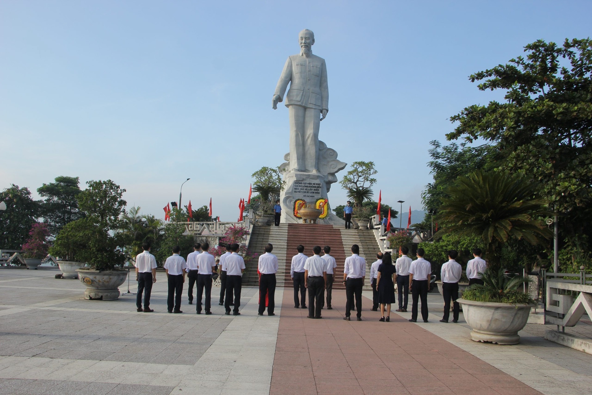 Tượng đài Bác Hồ đứng hiên ngang trên đỉnh đồi ông Tượng (Nguồn: Công ty Thủy điện Hòa Bình)