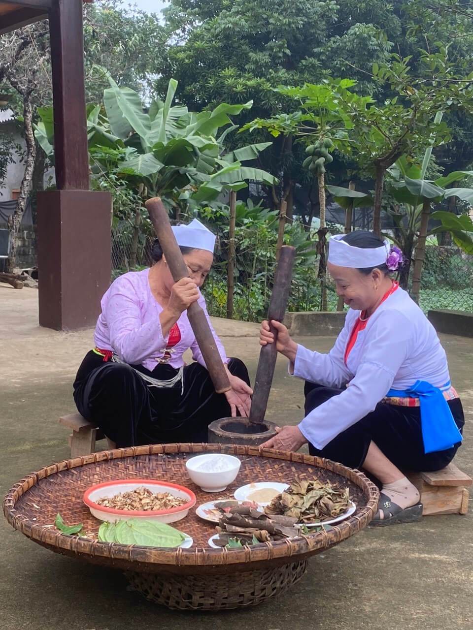 Làm rượu cần Mường Vang từ men lá (Nguồn: Du lịch Hòa Bình)