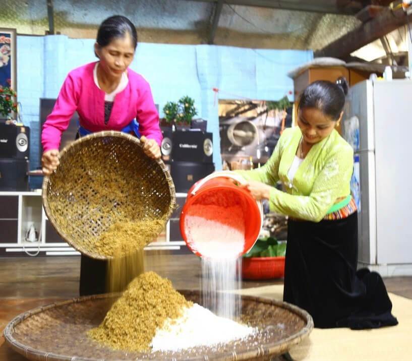 Pha trộn các nguyên liệu làm rượu (Nguồn: Du lịch Hòa Bình)