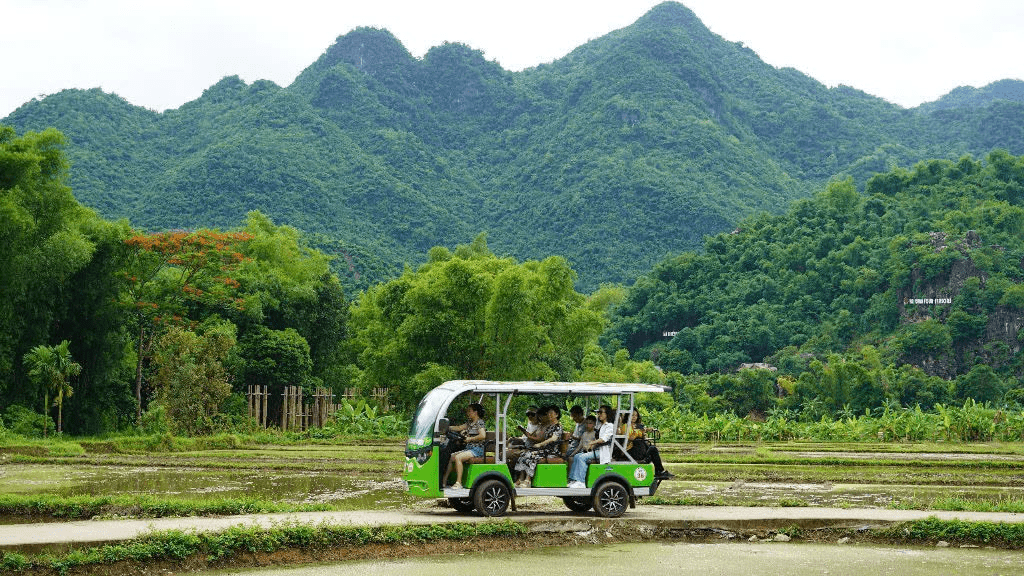 Du khách du lịch bản Lác vào hè