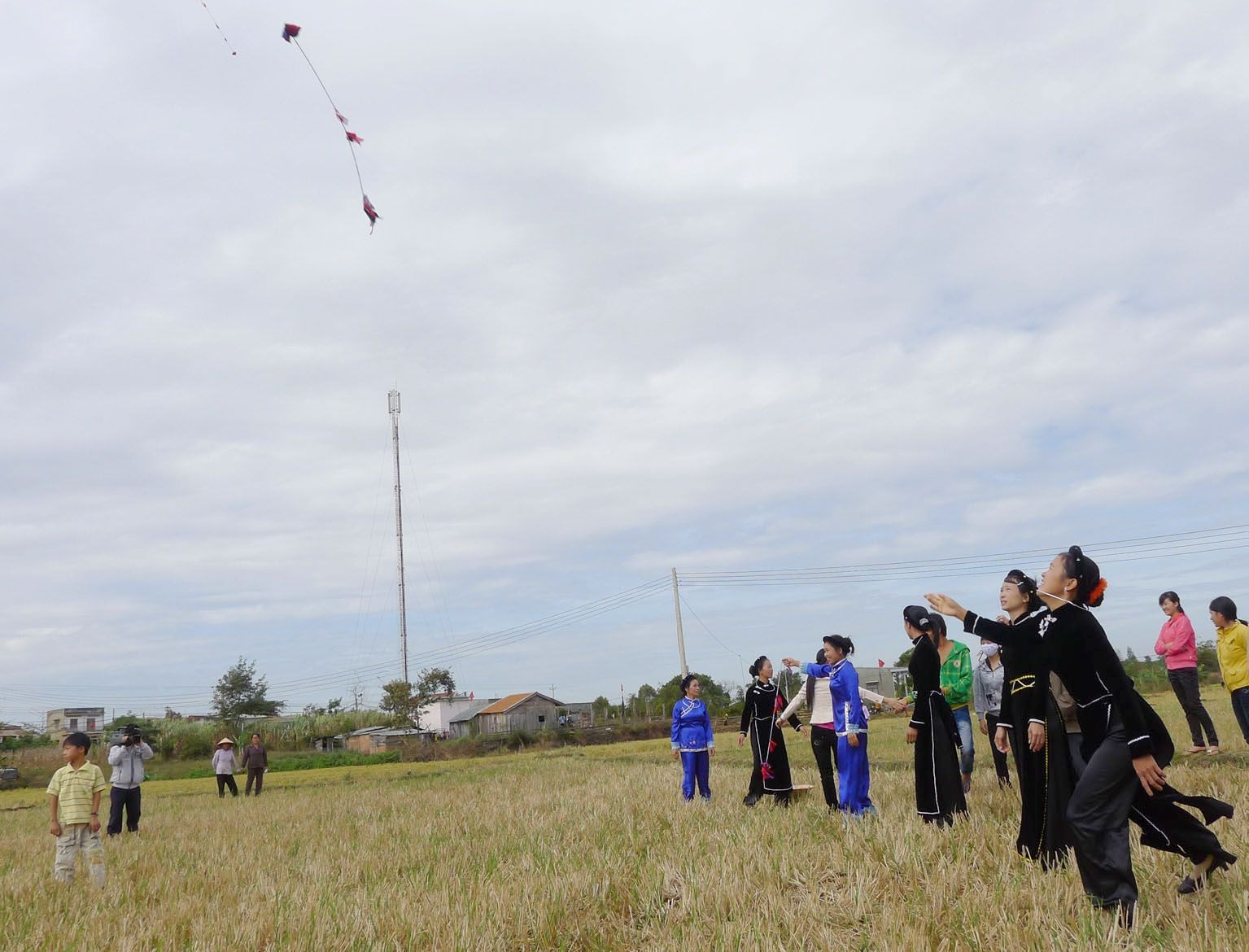 Các cô gái Tày chơi ném còn cùng nhau (Nguồn: Mytour Blog)