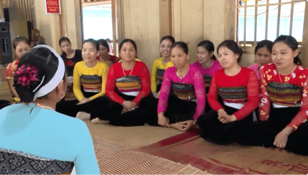 Nghệ nhân Ưu tú Hà Thị Bích dạy Khắp Thái cho thế hệ trẻ