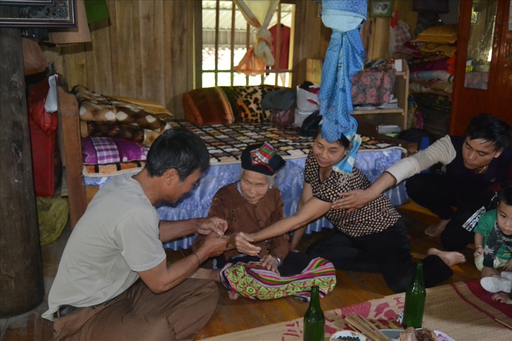 Thầy mo hoặc người lớn tuổi sẽ tiến hành nghi lễ làm vía dân tộc Thái (Nguồn: Báo Lao động)