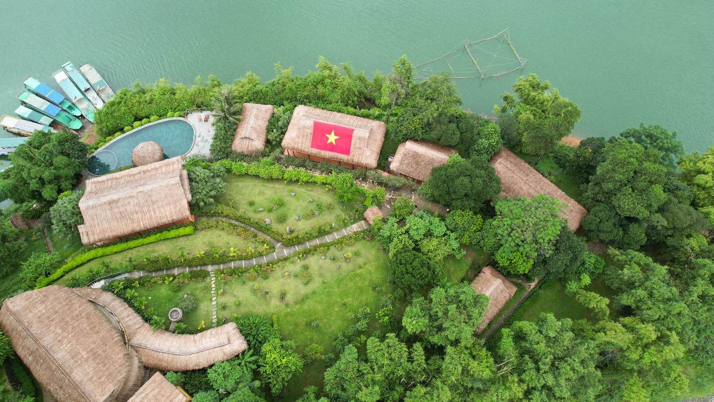 Mai Chau Hideaway Lake Resort nằm ngay bên hồ Hòa Bình