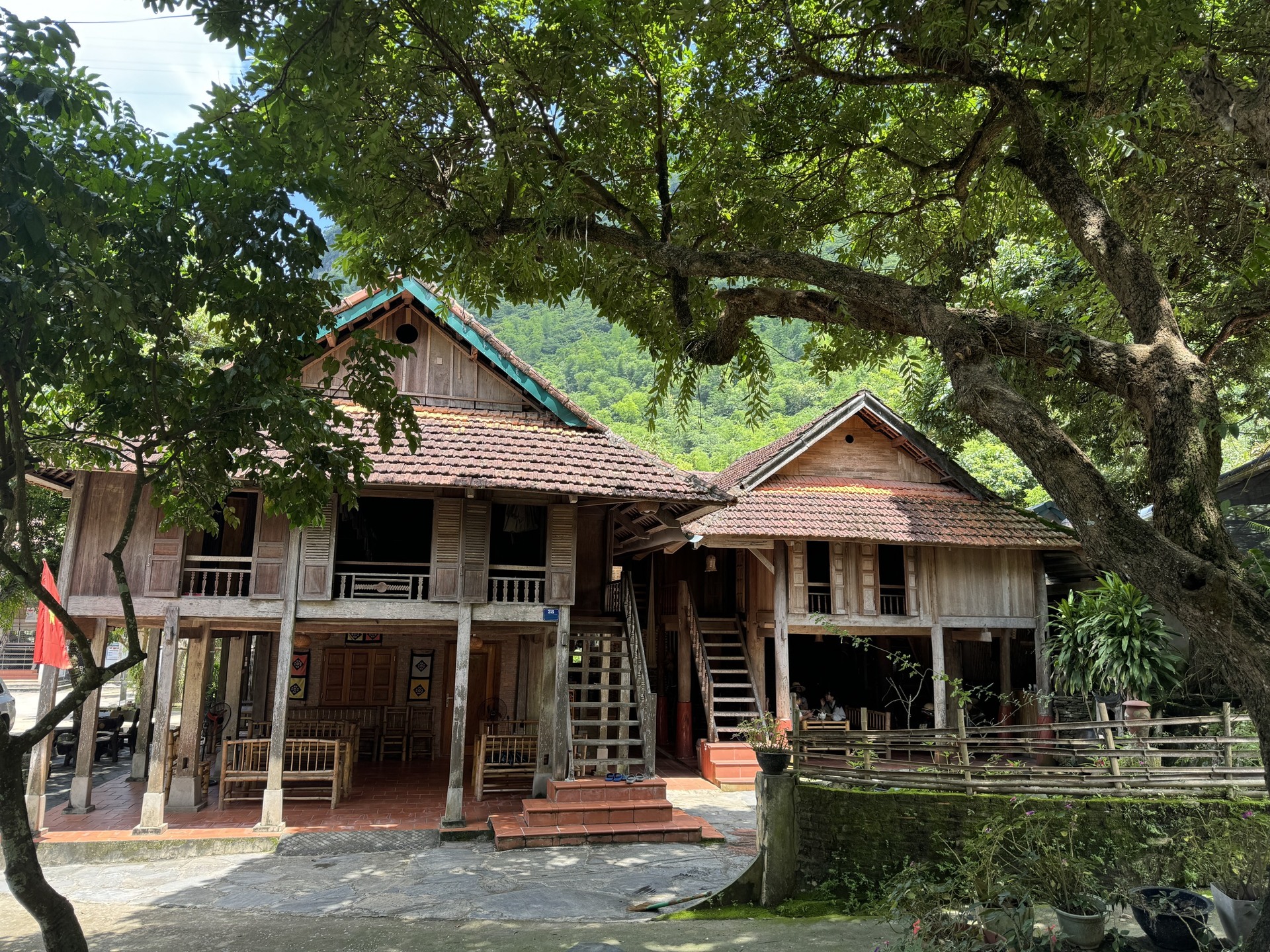 Tục ở nhà sàn của người Thái trắng vẫn còn lưu giữ ngày nay