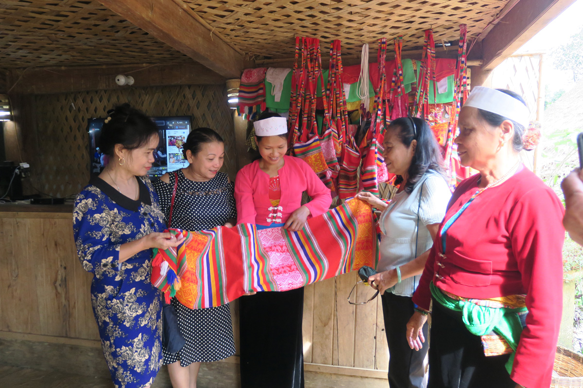 Người dân Mường Vang truyền bá nét đẹp văn hóa truyền thống (Nguồn: Báo Hòa Bình)