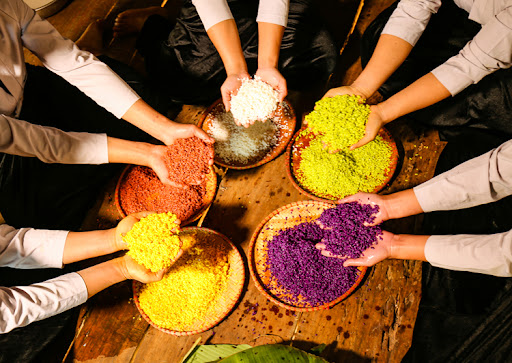 Xôi ngũ sắc - món ăn truyền thống đặc trưng trong ẩm thực người Mường (Nguồn: baotiengnoivietnam)