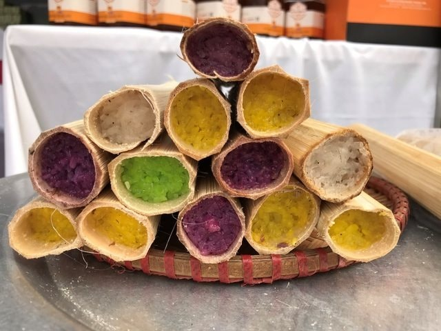 Những ống cơm lam hấp dẫn du khách bởi màu sắc bắt mắt và hương vị thơm ngon (Nguồn: Dân tộc và Tôn giáo công lý)